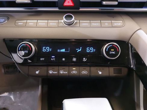 Certified 2025 Hyundai Elantra SEL image 25