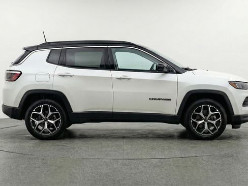 Used 2025 Jeep Compass Limited image 11