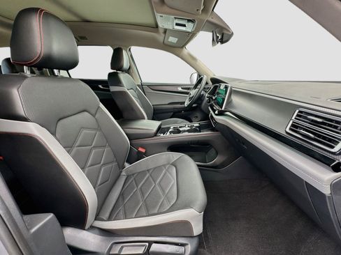 Used 2024 Volkswagen Atlas Peak Edition SE AWD/4WD image 21