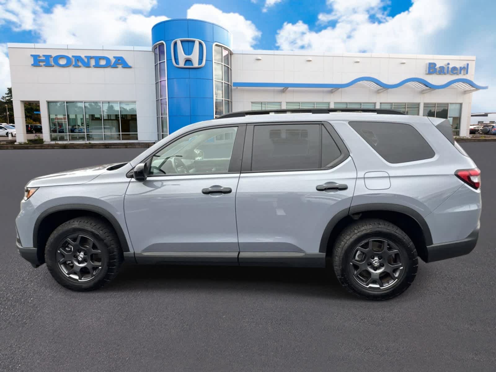 Used 2025 Honda Pilot TrailSport image 2