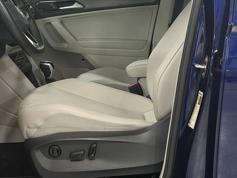 Used 2022 Volkswagen Tiguan SE w/ Panoramic Sunroof Package image 12