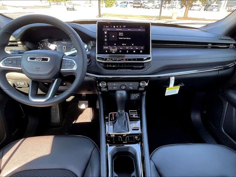 Used 2026 Jeep Compass Latitude image 5