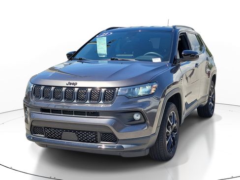 Used 2023 Jeep Compass Latitude AWD/4WD image 3
