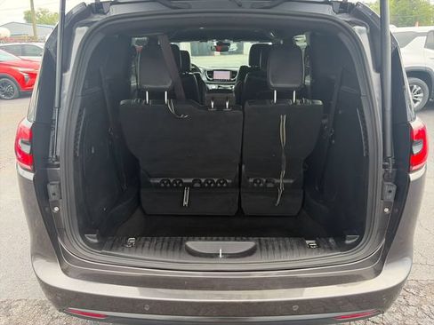 Used 2022 Chrysler Pacifica Touring-L w/ Uconnect Theater Family Group FWD image 22