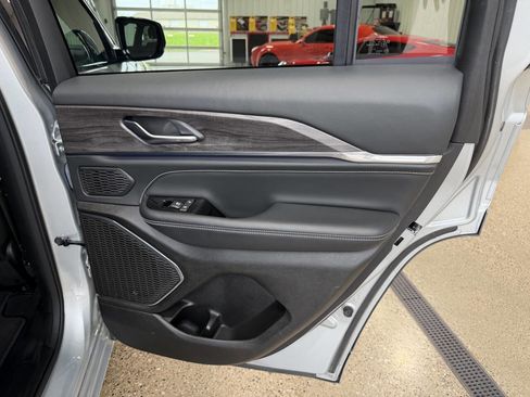 Used 2022 Jeep Grand Cherokee Overland AWD/4WD image 11