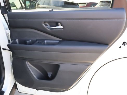 Used 2024 Nissan Pathfinder SL image 12