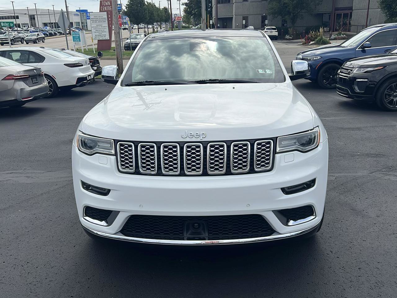 Used 2020 Jeep Grand Cherokee Summit AWD/4WD image 2