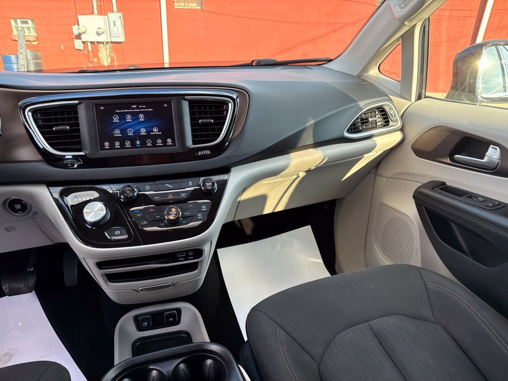 Used 2018 Chrysler Pacifica Touring Plus w/ Tire & Wheel Group FWD image 10