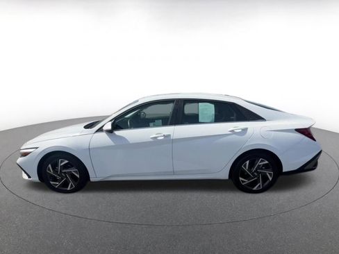 Used 2025 Hyundai Elantra SEL image 9