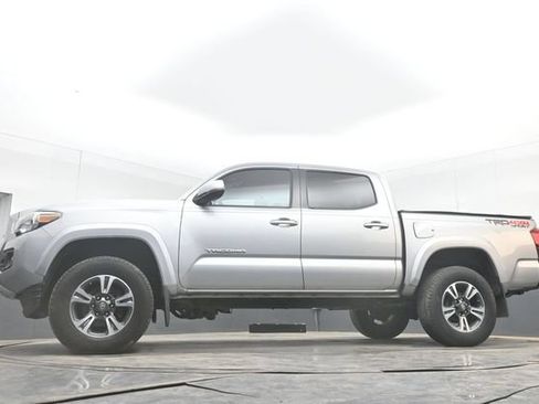 Used 2019 Toyota Tacoma TRD Sport AWD/4WD image 44