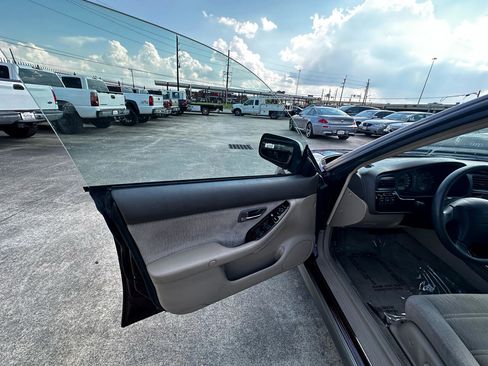 Used 2001 Subaru Outback Wagon image 17