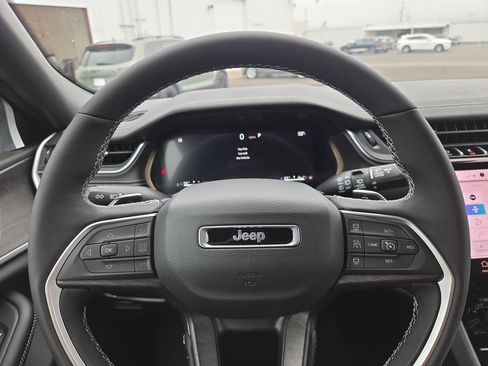 New 2025 Jeep Grand Cherokee Limited w/ Luxury Tech Group II image 9