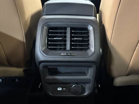 Used 2023 Volkswagen Tiguan SE AWD/4WD image 34