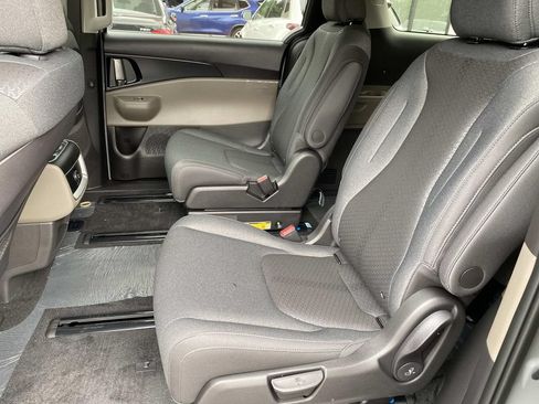 New 2027 Kia Carnival LX FWD image 7