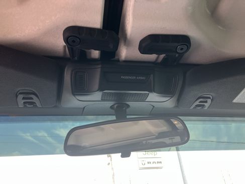 Used 2025 Jeep Gladiator Sport AWD/4WD image 12
