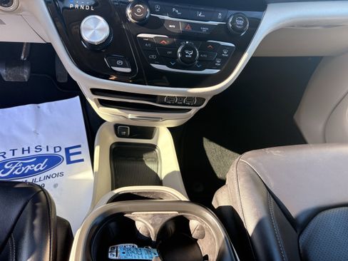 Used 2024 Chrysler Pacifica Touring-L image 17