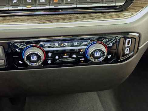 Used 2025 Chevrolet Silverado 1500 LT AWD/4WD image 16