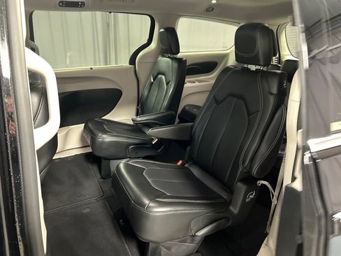 Used 2024 Chrysler Pacifica Touring-L image 23