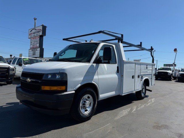 Used 2019 Chevrolet Express 3500 RWD image 2