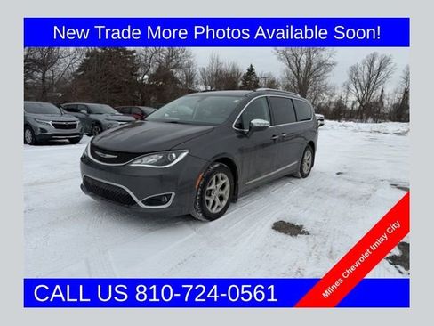 Used 2019 Chrysler Pacifica Limited image 1