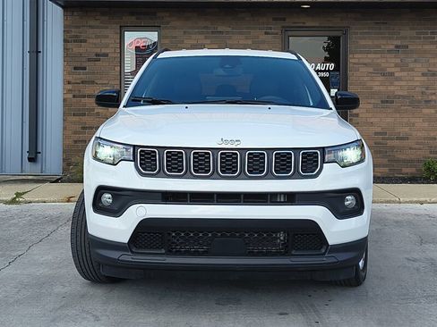 Used 2024 Jeep Compass Latitude image 9