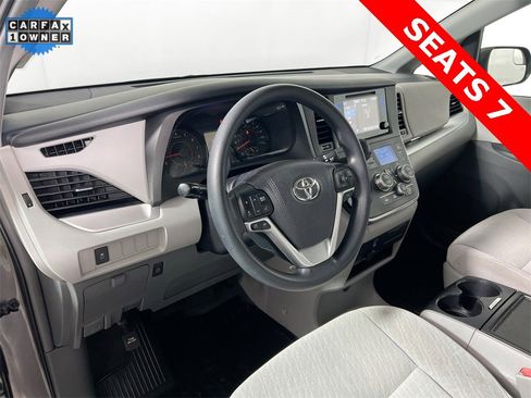 Used 2017 Toyota Sienna LE image 9