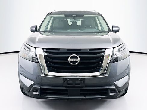 Used 2024 Nissan Pathfinder SV image 2