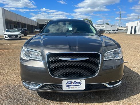Used 2023 Chrysler 300 Touring image 8