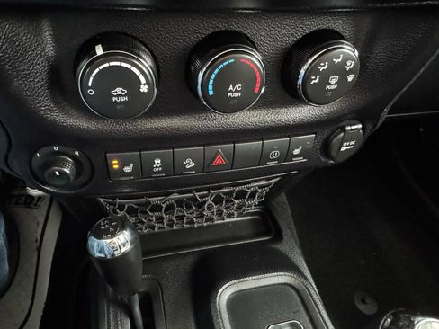 Used 2016 Jeep Wrangler Unlimited Sahara image 15