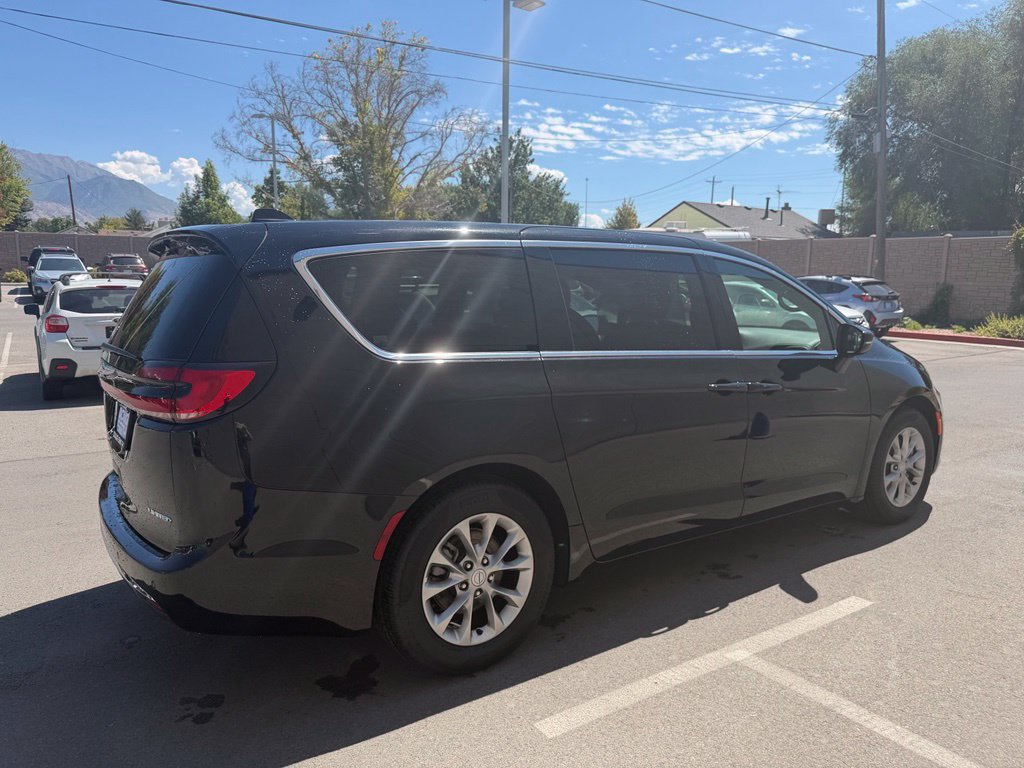 Used 2026 Chrysler Pacifica Limited FWD image 5