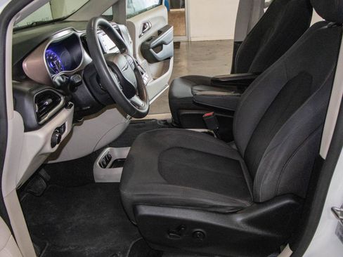 Used 2017 Chrysler Pacifica Touring image 7