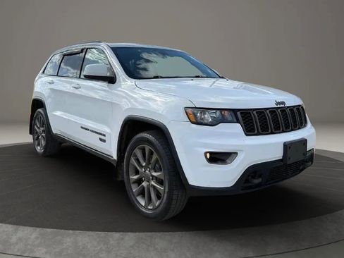 Used 2017 Jeep Grand Cherokee Laredo AWD/4WD image 1