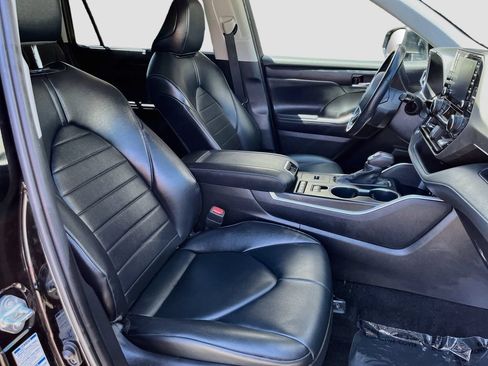 Used 2022 Toyota Highlander XLE AWD/4WD image 29
