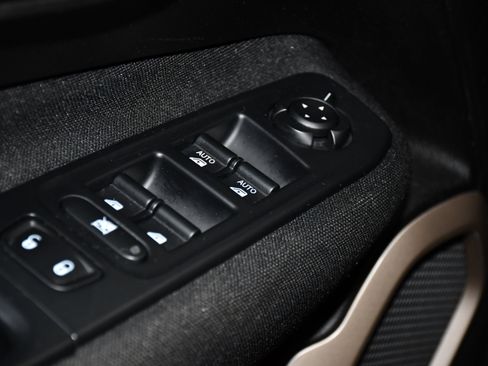 Used 2015 Jeep Renegade Latitude w/ Cold Weather Group II AWD/4WD image 34
