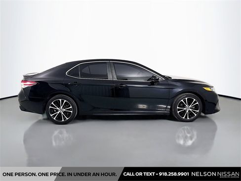 Used 2018 Toyota Camry L image 4