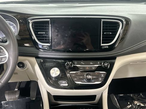 Used 2023 Chrysler Pacifica Limited FWD image 17