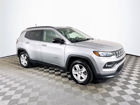 Used 2022 Jeep Compass Latitude FWD image 4