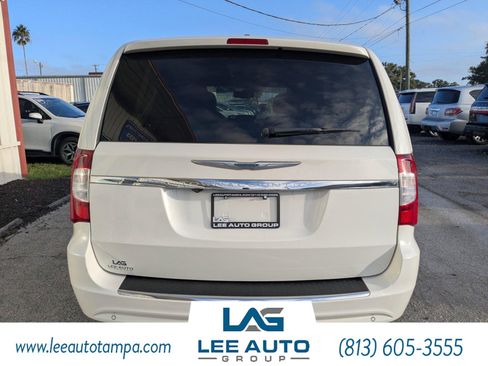 Used 2013 Chrysler Town & Country Touring-L image 5