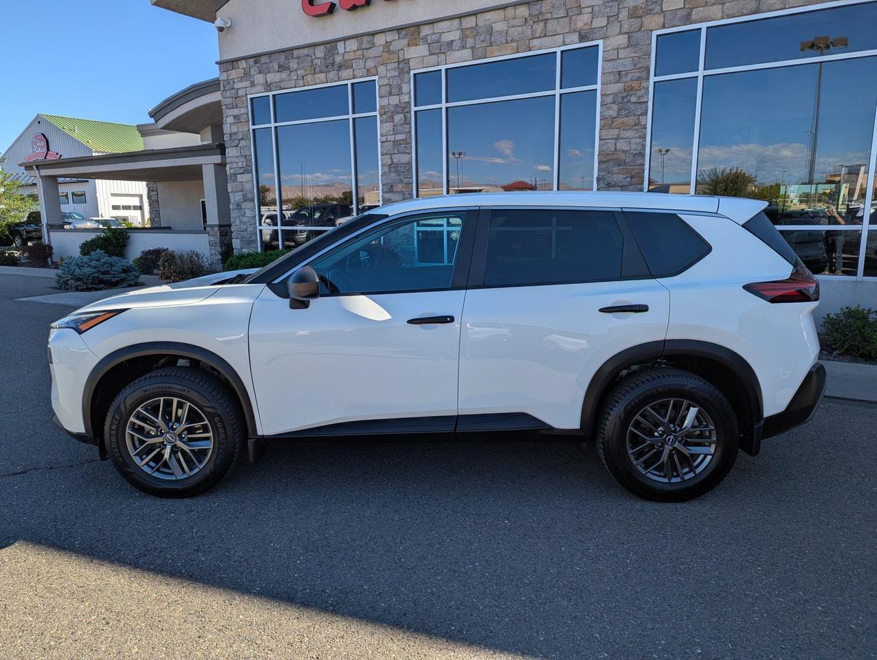Used 2023 Nissan Rogue S AWD/4WD image 2