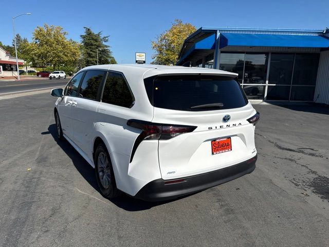 Used 2024 Toyota Sienna LE AWD/4WD image 6