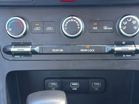 Used 2024 Kia Carnival LX image 25