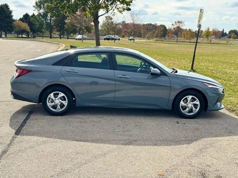 Used 2021 Hyundai Elantra SE image 8