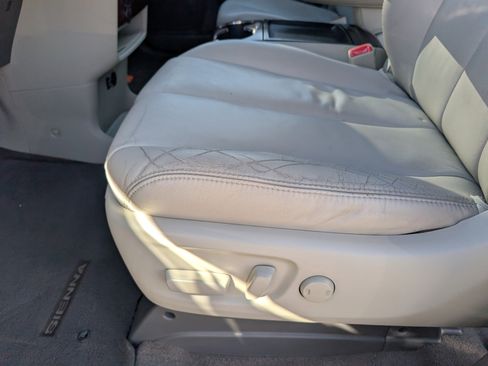 Used 2011 Toyota Sienna XLE image 7