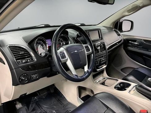 Used 2015 Chrysler Town & Country Touring-L w/ Driver Convenience Group FWD image 16