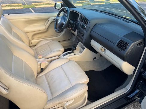 Used 2002 Volkswagen Cabrio GLX image 9
