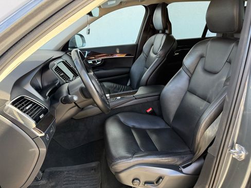 Used 2017 Volvo XC90 T6 Momentum w/ Vision Package image 4
