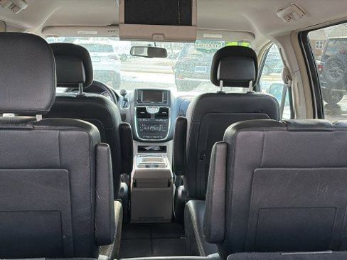 Used 2015 Chrysler Town & Country Touring image 28