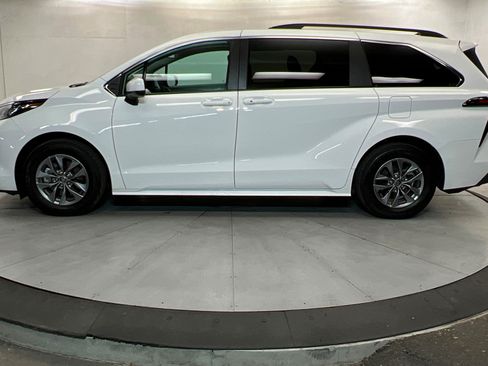 Used 2024 Toyota Sienna LE FWD image 2