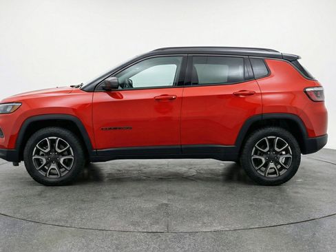 Used 2025 Jeep Compass Trailhawk AWD/4WD image 3