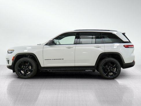 Used 2024 Jeep Grand Cherokee Limited w/ Luxury Tech Group II AWD/4WD image 2
